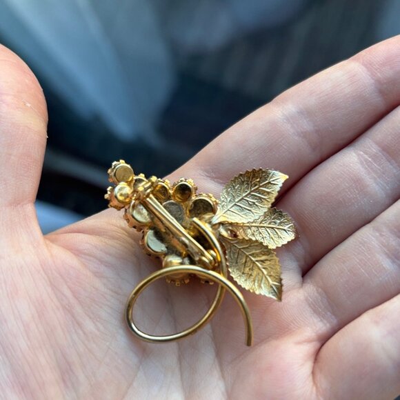 Vintage Grapes Leaves Brooch with purple prong set stones in goldtone - Picture 3 of 4